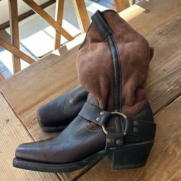 Women’s leather Frye boots.  Warm lining.  Rubber sole. Barely worn. - Picture 5 of 5